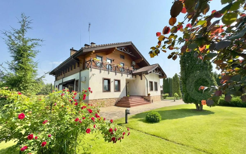 Как выглядят самые дорогие продающиеся в мегаполисах России дома