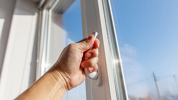 Опасный приём: что будет, если смазать скрипучие петли растительным маслом