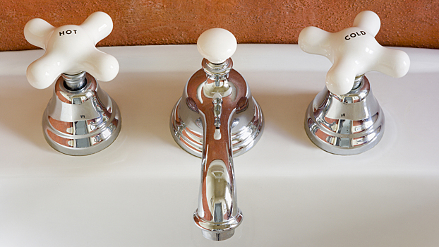 Почему в СССР горячий кран был справа, а теперь оказался слева?