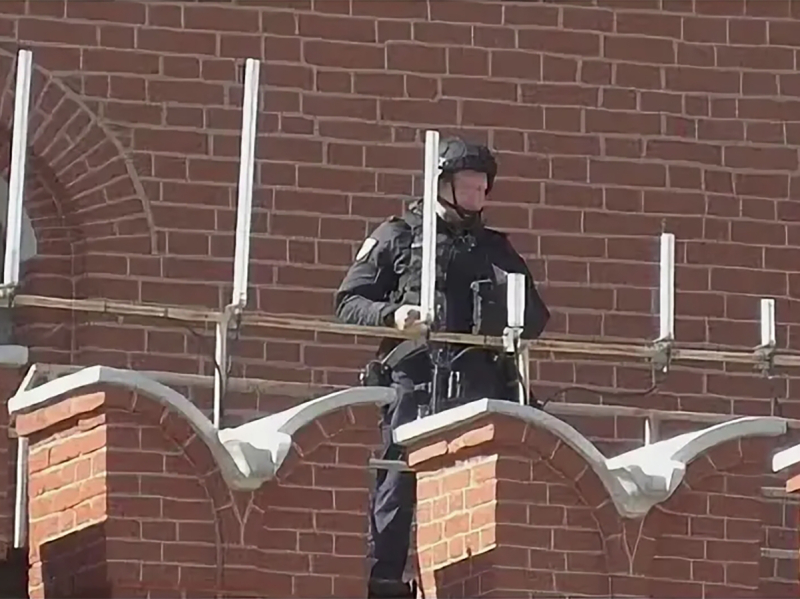 СМИ: в Москве сотрудники ФСО с оружием взяли Кремль в кольцо — что происходит СМИ: в Москве сотрудники ФСО с оружием взяли Кремль в кольцо — что происходит