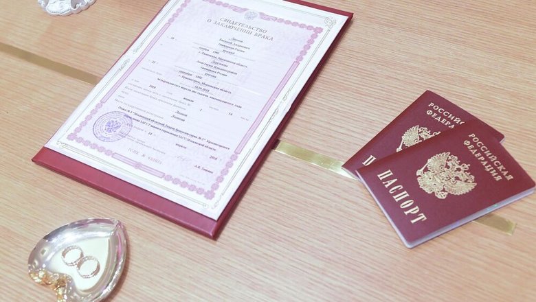 В Госдуме доработали проект об упрощении оформления двойной фамилии в браке