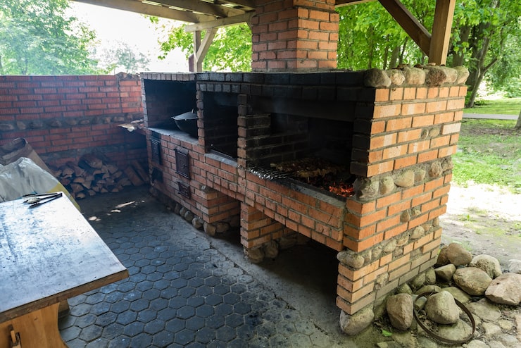 Как построить беседку с мангалом из кирпича
