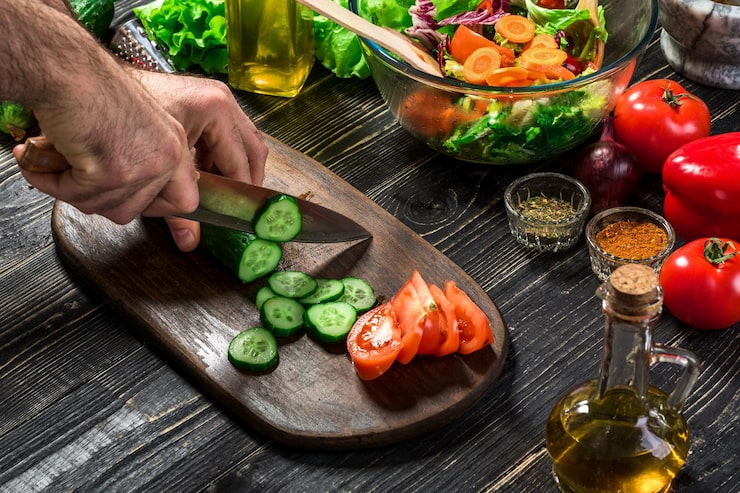 Как правильно нарезать продукты для салата